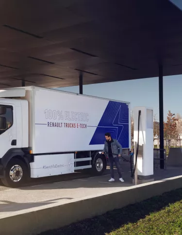 Man charging a Renault Trucks E-Tech D